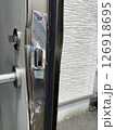 泥棒にこじ開けられたドア 126918695