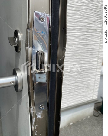 泥棒にこじ開けられたドア 126918695