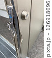 泥棒にこじ開けられたドア 126918696