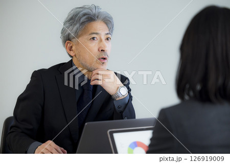 会議するビジネスパーソン   126919009