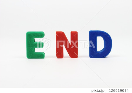 白背景に映えるENDの文字、シンプル 126919054