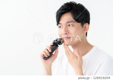シェーバーで髭を剃る男性	 126919204