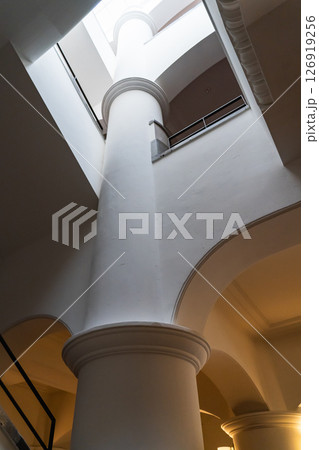 神戸市立御影公会堂（ロビーから見る吹き抜け）昭和初期のモダニズム建築 126919256