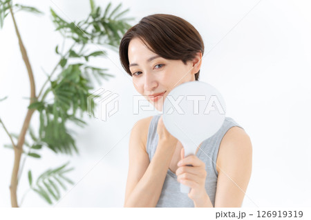 女性　ビューティー　スキンケア 126919319