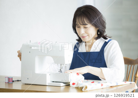 自宅で洋裁をする女性 126919521