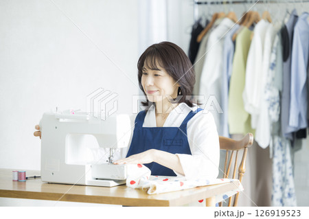 自宅で洋裁をする女性 自宅で洋裁をする女性 126919523