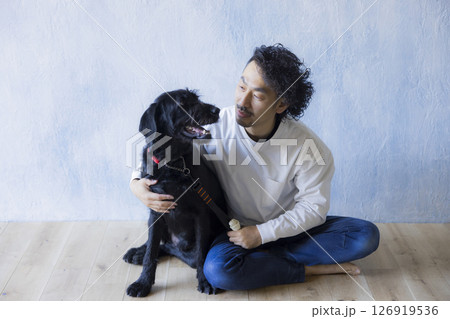 愛犬とくつろぐ男性　 126919536