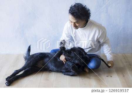 愛犬とくつろぐ男性　 126919537