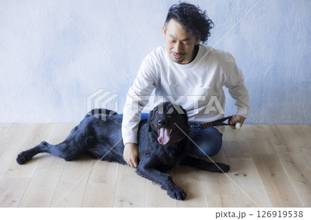 愛犬とくつろぐ男性 愛犬とくつろぐ男性 126919538