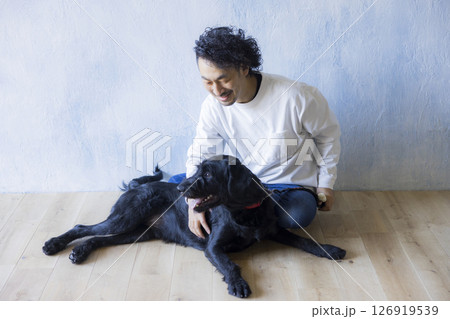 愛犬とくつろぐ男性　 126919539