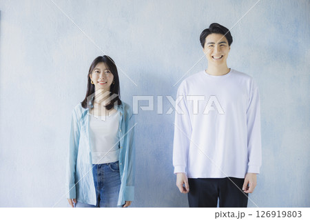 並んで立つ男女　  　 126919803