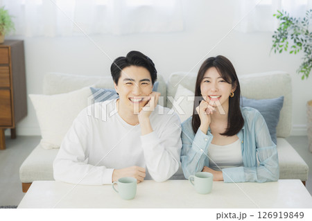 リビングでくつろぐ若いカップル リビングでくつろぐ若いカップル 126919849