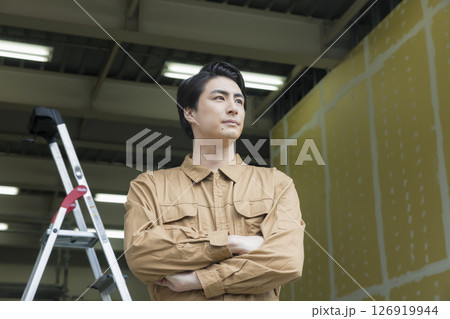 現場の内装業の男性　 126919944