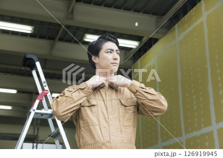 現場の内装業の男性　 126919945