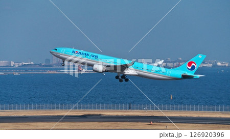 羽田空港C滑走路から離陸する韓国旅客機東京湾に映える 126920396