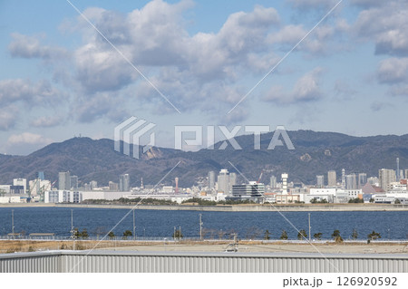 神戸空港から見る六甲山と神戸の市街地 126920592