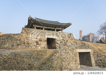 世界遺産の公山城の石積みの山門 世界遺産の公山城の石積みの山門 126920615