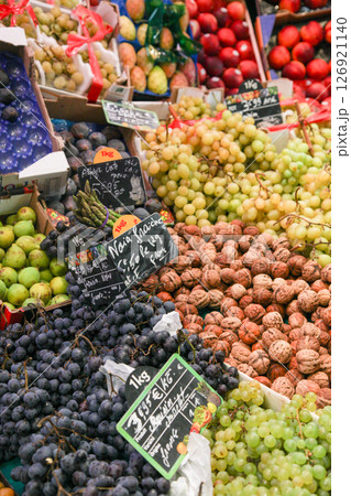 フランス パリ 市場で売られる果物 フランス パリ 市場で売られる果物 126921140