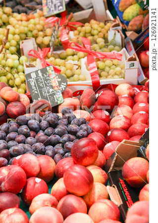 フランス　パリ　市場で売られる果物 126921141