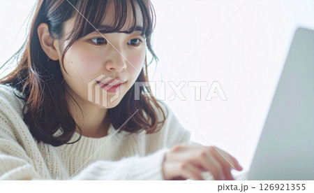 若い日本人女性が自然体でPC作業 126921355