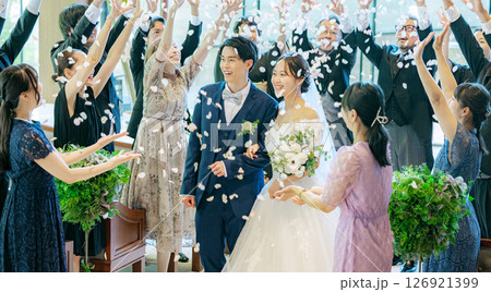 新郎新婦 退場 フラワーシャワー 新郎新婦 退場 フラワーシャワー 126921399