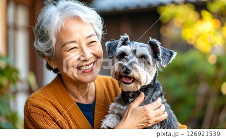 優しい祖母がミニチュアシュナウザーを撫でる感動のポートレート 126921539