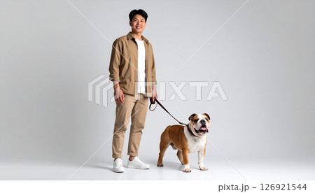 落ち着いた雰囲気の中でブルドッグと佇む日本人男性 126921544