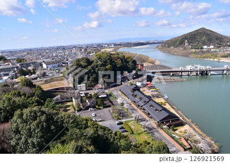 日本の愛知県の犬山市 春の犬山城と満開の桜 国宝の天守閣の最上階から見た展望 周辺の街並みと自然 日本の愛知県の犬山市 春の犬山城と満開の桜 国宝の天守閣の最上階から見た展望 周辺の街並みと自然 126921569
