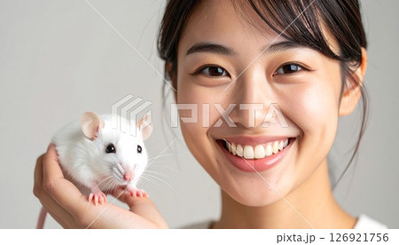 優しい笑顔の日本人女性と白いマウスのスタジオポートレート 126921756