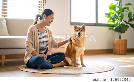 床に座る日本人女性と寄り添う柴犬の柔らかな日差しの午後 床に座る日本人女性と寄り添う柴犬の柔らかな日差しの午後 126922049