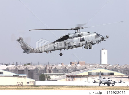 災害派遣にも出動する在日米海軍の空母艦載機MH-60Rシーホーク多用途哨戒ヘリコプター 126922083