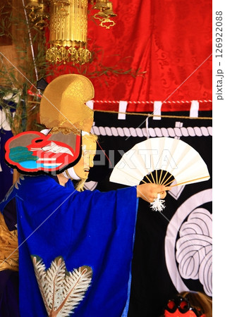 神輿が練り歩く 126922088