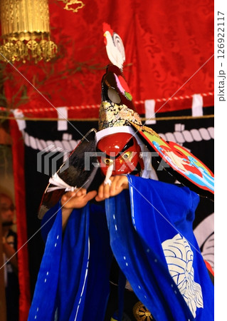 神輿が練り歩く 126922117