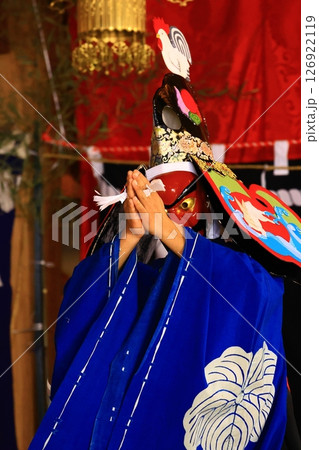 神輿が練り歩く 126922119