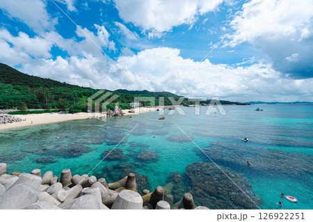 エメラルドグリーンの海と白い砂浜 126922251