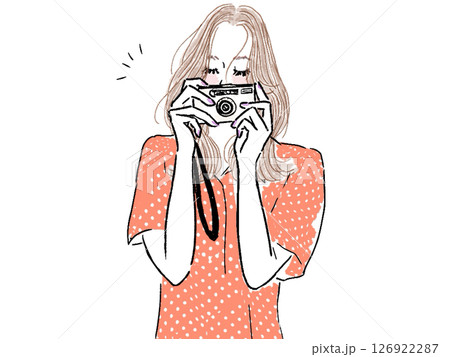 カメラで撮影する女性 126922287