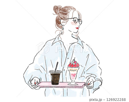 パフェをアイスコーヒーを運ぶメガネのお団子女性 パフェをアイスコーヒーを運ぶメガネのお団子女性 126922288