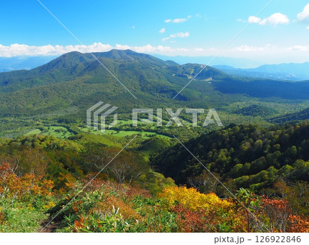 高妻山から望む秋の飯縄山と戸隠牧場 126922846