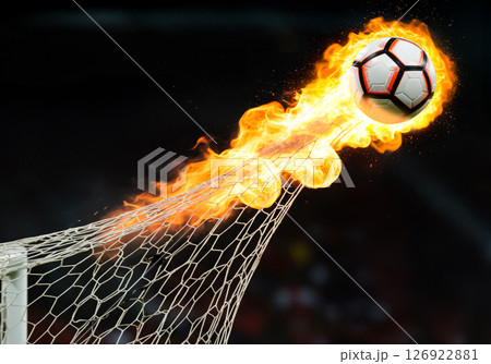 火を噴きながらゴールネットを突き破るサッカーボール 126922881