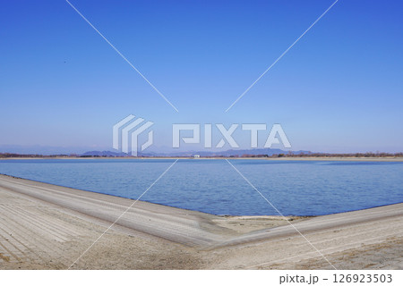 冬の湖畔の白鳥と青い空 126923503