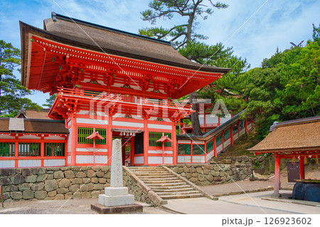 〈島根県〉日御碕神社　朱色に彩られた楼門 126923602