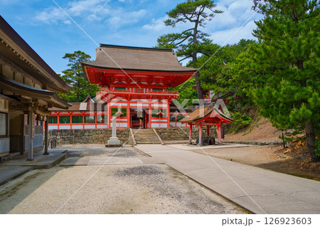 〈島根県〉日御碕神社 朱色に彩られた楼門 〈島根県〉日御碕神社 朱色に彩られた楼門 126923603