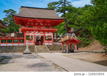 〈島根県〉日御碕神社 朱色に彩られた楼門 〈島根県〉日御碕神社 朱色に彩られた楼門 126923604