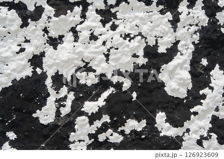 黒地に剥がれた白いペンキ 126923609