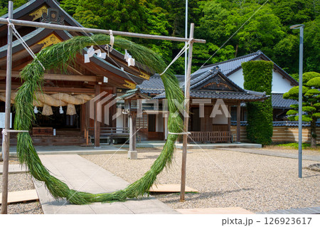〈島根県〉出雲大社　北島國造館の茅の輪くぐり 126923617