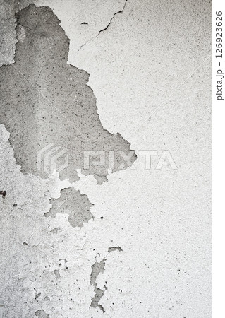 剥がれ落ちた白い壁 剥がれ落ちた白い壁 126923626