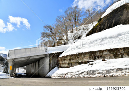 国道353号(十二峠)十日町市側の道路(新潟県十日町市)【2025.3】 国道353号(十二峠)十日町市側の道路(新潟県十日町市)【2025.3】 126923702