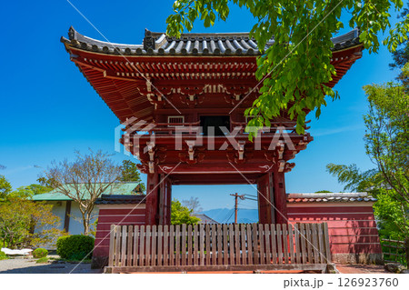 奈良県葛城市　當麻寺の奥院　鐘楼門 126923760