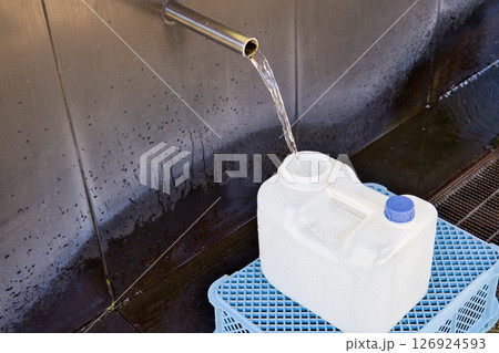 〈島根県〉奥出雲 延命水の水汲み場 〈島根県〉奥出雲 延命水の水汲み場 126924593