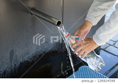 〈島根県〉奥出雲　延命水を汲む女性の手 126924599